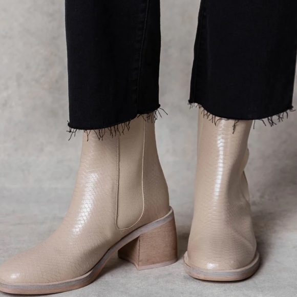 OASIS Olivia Ankle Boots In Beige Faux Snake Skin Block Heel NWT Size 7 - Picture 1 of 4